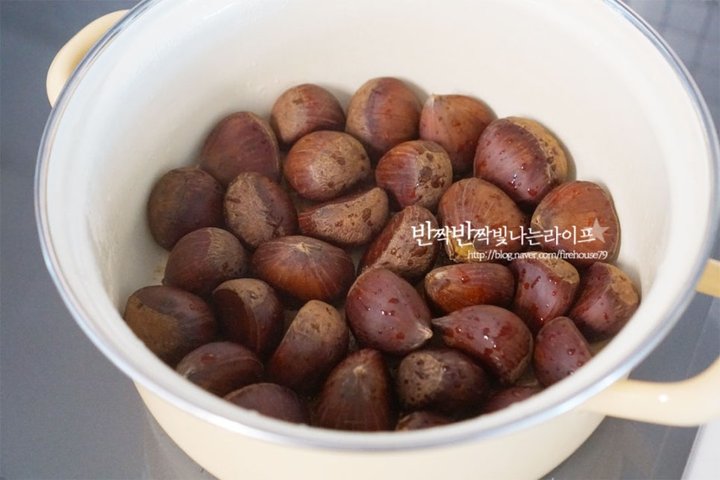 누구나 좋아하는 달콤한 간식 밤 삶는 법 레시피 2인분 1시간 20분 완성 평점 5.0점(45) 레시피 이미지 - 6