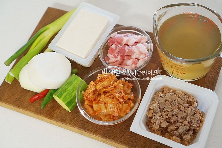 구수하고 든든한 묵은지 김치 청국장찌개 레시피 4인분 30분 완성 평점 4.9점(38) 레시피 이미지 - 2