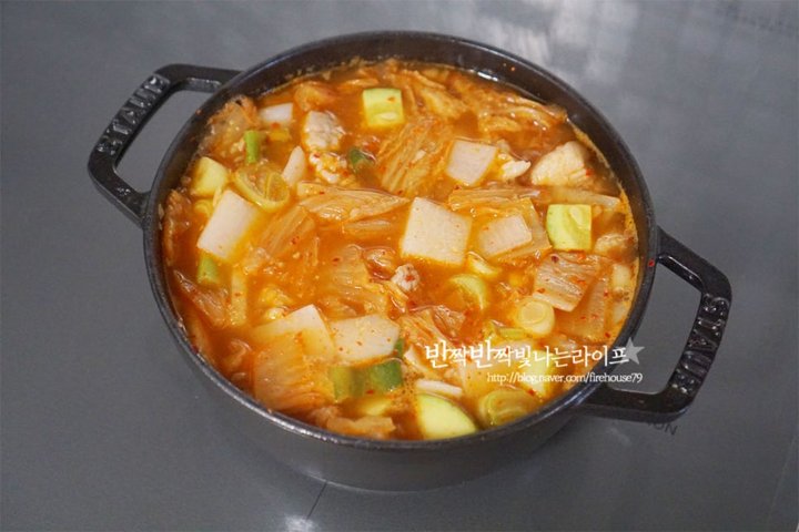 구수하고 든든한 묵은지 김치 청국장찌개 레시피 4인분 30분 완성 평점 4.9점(38) 레시피 이미지 - 6