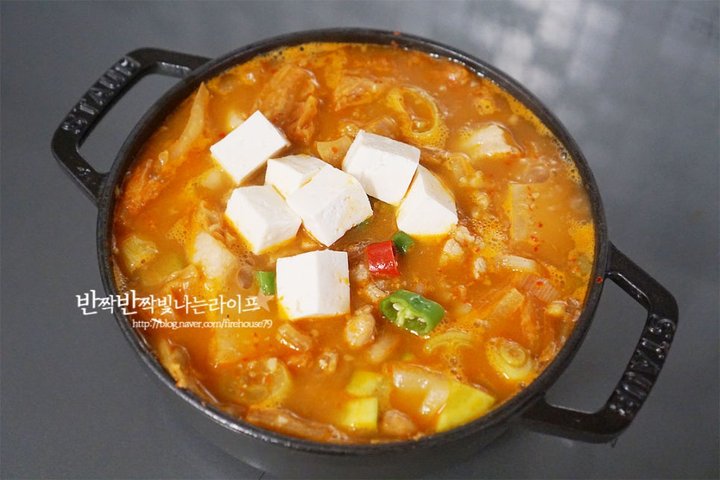 구수하고 든든한 묵은지 김치 청국장찌개 레시피 4인분 30분 완성 평점 4.9점(38) 레시피 이미지 - 7