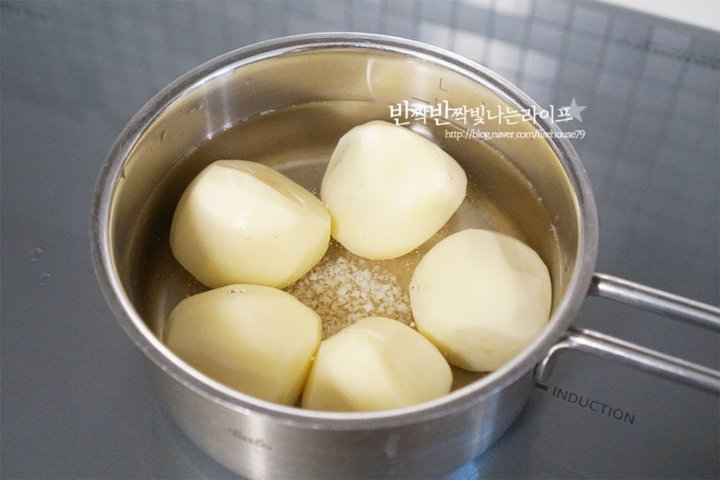 포슬포슬 구수한 감자삶는법 레시피 4인분 45분 완성 평점 4.9점(31) 레시피 이미지 - 5