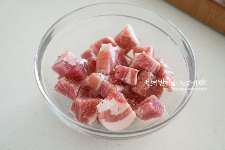 고슬고슬하고 고소한 목살필라프 레시피 2인분 2시간 35분 완성 평점 5.0점(40) 레시피 이미지 - 3