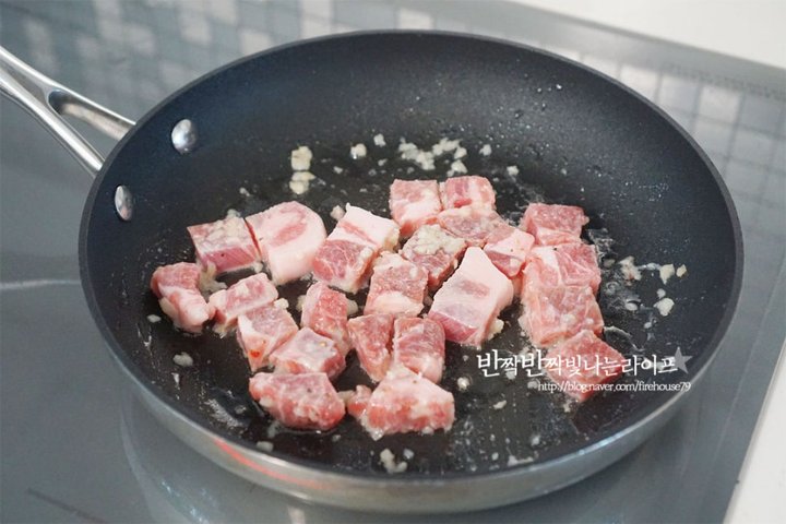고슬고슬하고 고소한 목살필라프 레시피 2인분 2시간 35분 완성 평점 5.0점(40) 레시피 이미지 - 5