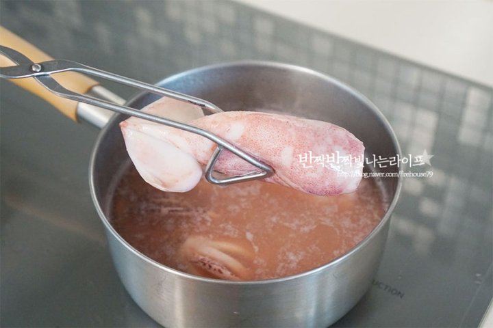 본연의 맛을 느낄 수 있는 오징어숙회 레시피 2인분 20분 완성 평점 4.7점(90) 레시피 이미지 - 5