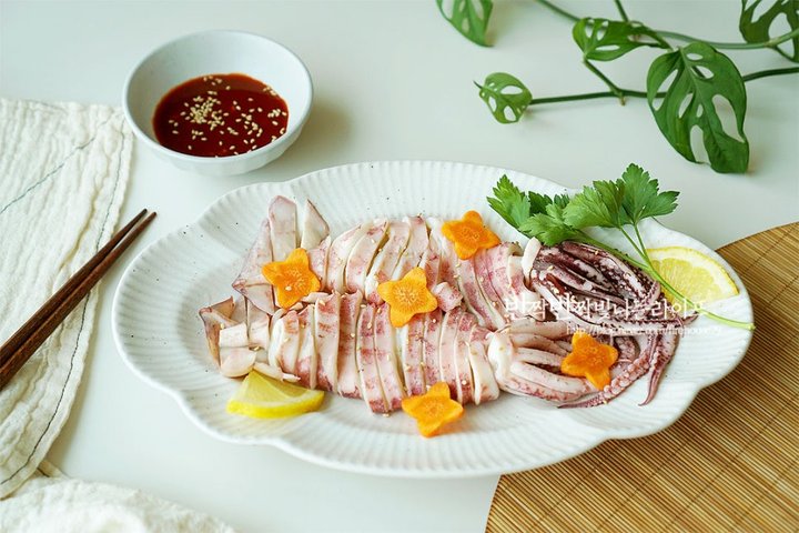 본연의 맛을 느낄 수 있는 오징어숙회 레시피 2인분 20분 완성 평점 4.7점(90) 레시피 이미지 - 8