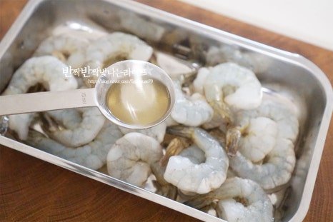 고소한 새우버터구이 갈릭버터 새우구이 레시피 2인분 20분 완성 평점 4.9점(50) 레시피 이미지 - 3