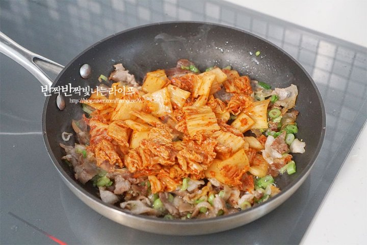 든든하고 간단한 김치볶음밥 레시피 2인분 25분 완성 평점 5.0점(78) 레시피 이미지 - 6