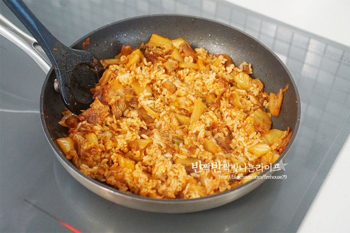 든든하고 간단한 김치볶음밥 레시피 2인분 25분 완성 평점 5.0점(78) 레시피 이미지 - 9
