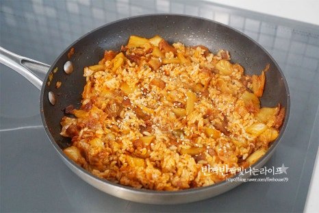 든든하고 간단한 김치볶음밥 레시피 2인분 25분 완성 평점 5.0점(78) 레시피 이미지 - 10