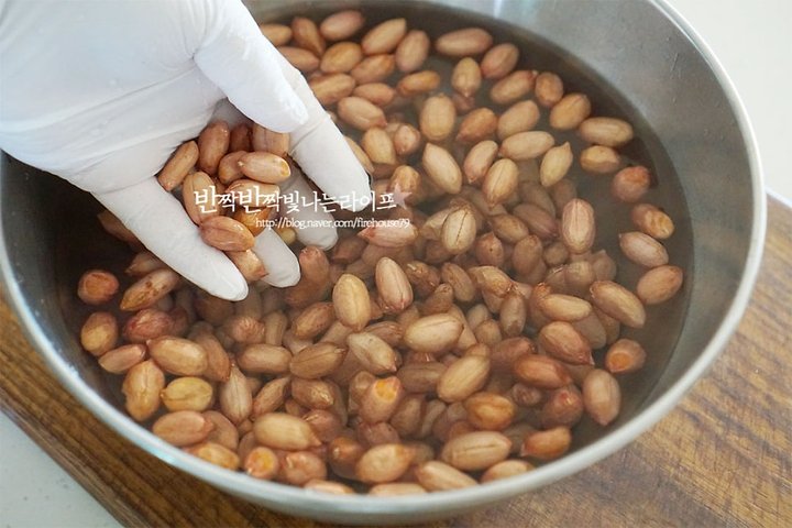 계속 손이 가는 고소한 땅콩 볶는 법 레시피 2인분 25분 완성 평점 4.7점(90) 레시피 이미지 - 2