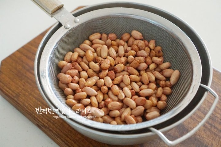 계속 손이 가는 고소한 땅콩 볶는 법 레시피 2인분 25분 완성 평점 4.7점(90) 레시피 이미지 - 3