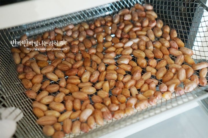 계속 손이 가는 고소한 땅콩 볶는 법 레시피 2인분 25분 완성 평점 4.7점(90) 레시피 이미지 - 5