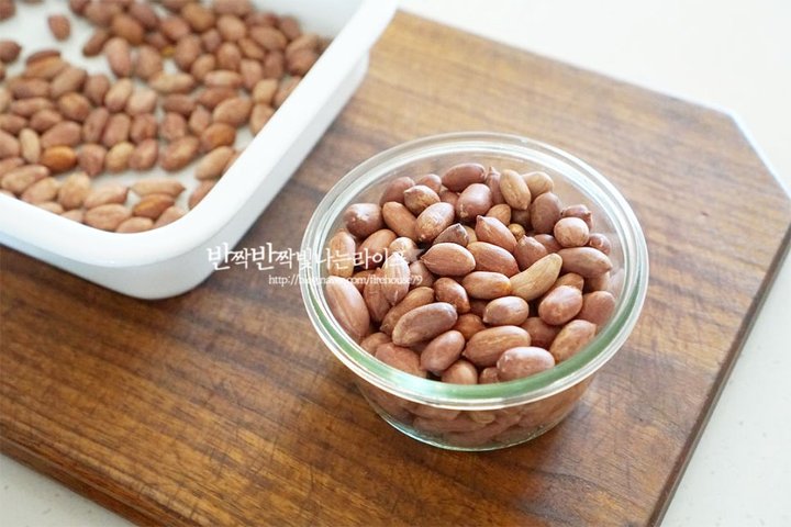 계속 손이 가는 고소한 땅콩 볶는 법 레시피 2인분 25분 완성 평점 4.7점(90) 레시피 이미지 - 7