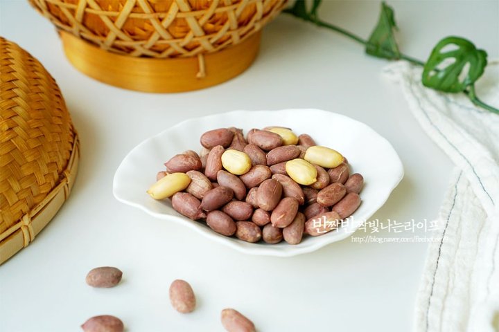 계속 손이 가는 고소한 땅콩 볶는 법 레시피 2인분 25분 완성 평점 4.7점(90) 레시피 이미지 - 8