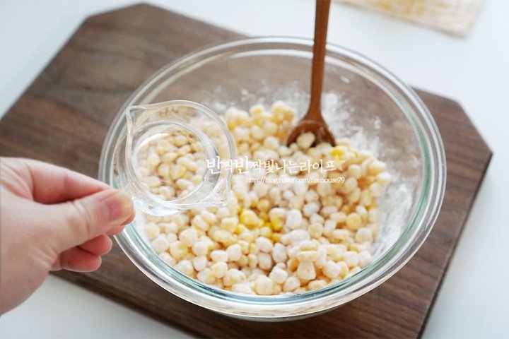 자꾸 손이 가는 식감의 콘옥수수전 레시피 2인분 20분 완성 평점 4.9점(97) 레시피 이미지 - 4