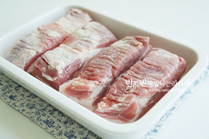 육즙 가득 간단한 통삼겹구이 레시피 4인분 1시간 45분 완성 평점 5.0점(84) 레시피 이미지 - 3