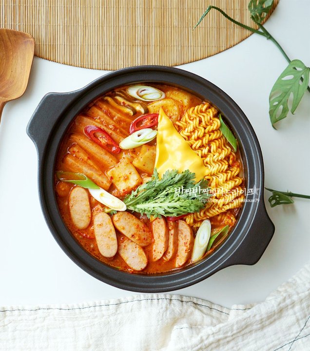 시원칼칼 김치 부대찌개 황금 레시피 4인분 30분 완성 평점 4.8점(66) 레시피 이미지 - 1