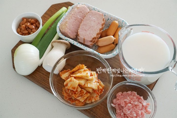 시원칼칼 김치 부대찌개 황금 레시피 4인분 30분 완성 평점 4.8점(66) 레시피 이미지 - 2