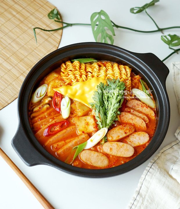 시원칼칼 김치 부대찌개 황금 레시피 4인분 30분 완성 평점 4.8점(66) 레시피 이미지 - 11