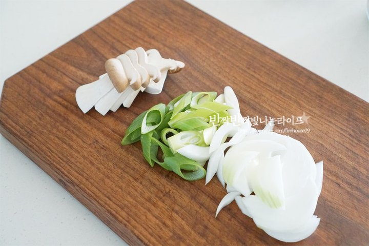 시원칼칼 김치 부대찌개 황금 레시피 4인분 30분 완성 평점 4.8점(66) 레시피 이미지 - 4
