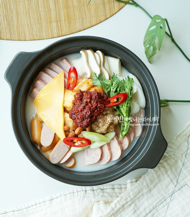 시원칼칼 김치 부대찌개 황금 레시피 4인분 30분 완성 평점 4.8점(66) 레시피 이미지 - 9