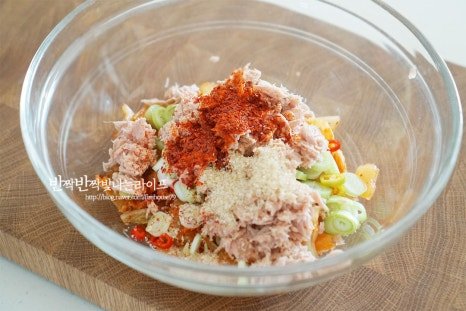 매콤 바삭한 백종원 김치전 참치김치전 부침개 레시피 2인분 20분 완성 평점 4.8점(35) 레시피 이미지 - 4