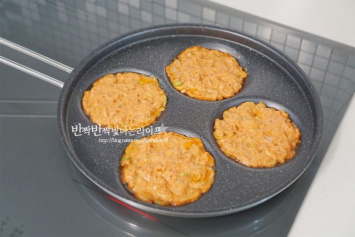 매콤 바삭한 백종원 김치전 참치김치전 부침개 레시피 2인분 20분 완성 평점 4.8점(35) 레시피 이미지 - 7