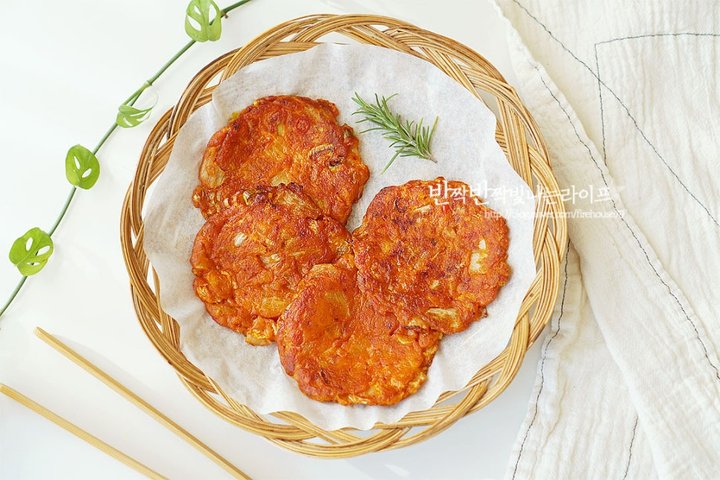 매콤 바삭한 백종원 김치전 참치김치전 부침개 레시피 2인분 20분 완성 평점 4.8점(35) 레시피 이미지 - 8