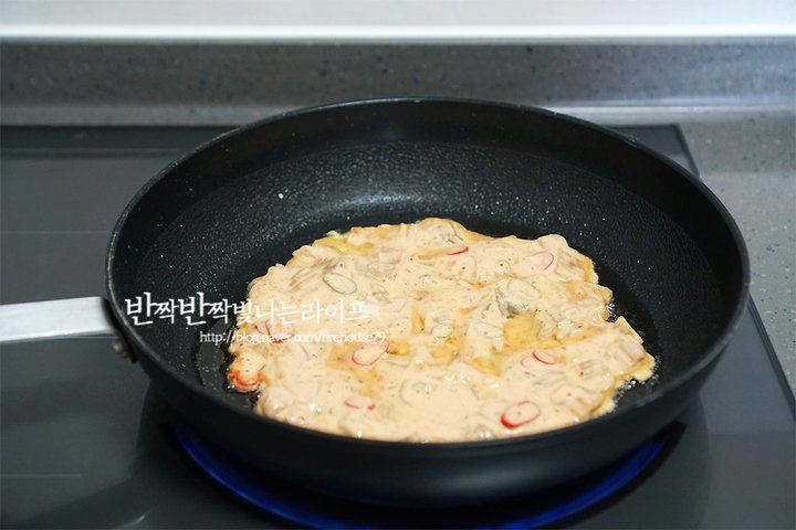 바삭 고소한 대패삼겹살 김치전 레시피 2인분 20분 완성 평점 4.8점(64) 레시피 이미지 - 6