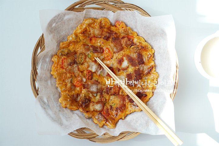 바삭 고소한 대패삼겹살 김치전 레시피 2인분 20분 완성 평점 4.8점(64) 레시피 이미지 - 8