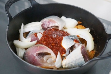 매콤칼칼한 고등어김치찜 고등어 묵은지 김치찜 고등어찜 레시피 2인분 50분 완성 평점 5.0점(77) 레시피 이미지 - 8