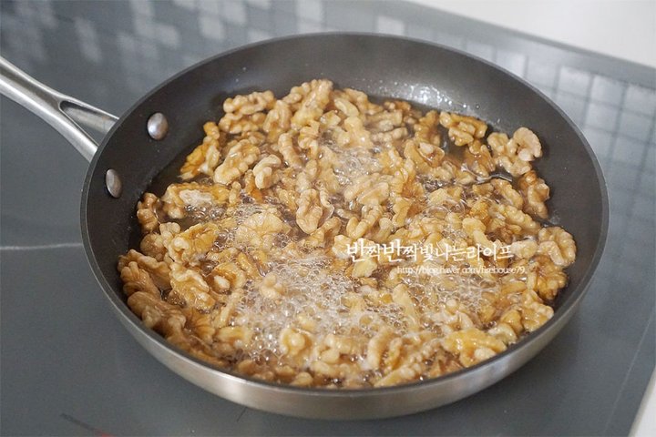 담백하고 고소한 간식인 호두정과 레시피 2인분 35분 완성 평점 5.0점(45) 레시피 이미지 - 6