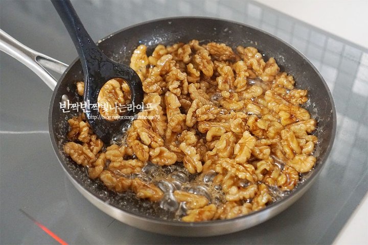담백하고 고소한 간식인 호두정과 레시피 2인분 35분 완성 평점 5.0점(45) 레시피 이미지 - 7
