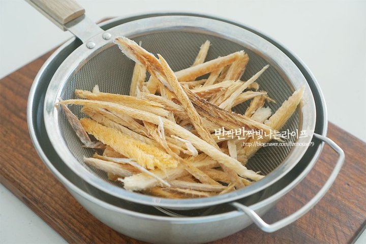 촉촉한 양념과 밥반찬으로 좋은 황태채무침 레시피 2인분 15분 완성 평점 4.8점(76) 레시피 이미지 - 2