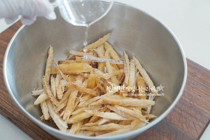 촉촉한 양념과 밥반찬으로 좋은 황태채무침 레시피 2인분 15분 완성 평점 4.8점(76) 레시피 이미지 - 3
