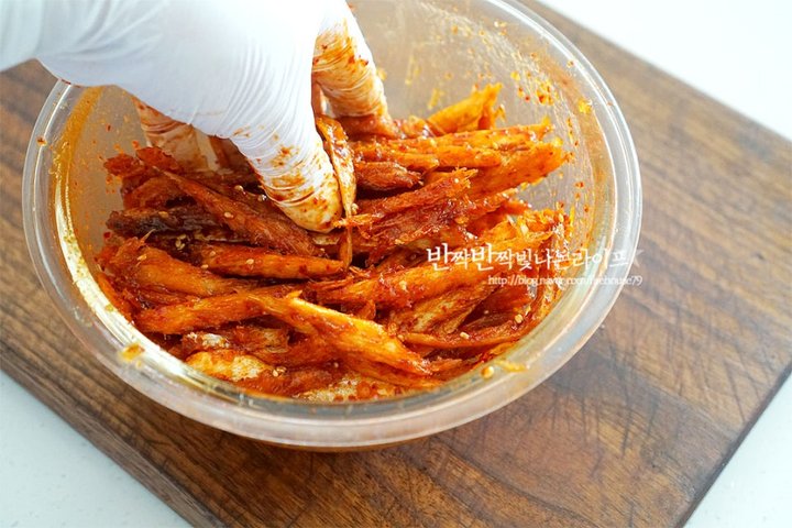 촉촉한 양념과 밥반찬으로 좋은 황태채무침 레시피 2인분 15분 완성 평점 4.8점(76) 레시피 이미지 - 6