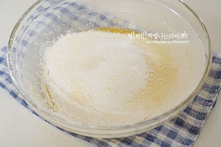 촉촉하고 상큼한 마들렌 레시피 6인분 1시간 40분 완성 평점 4.9점(61) 레시피 이미지 - 6