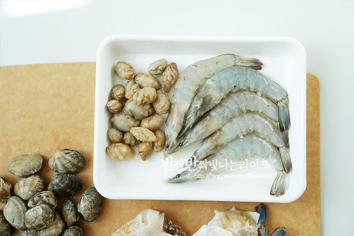 특별한 반찬이 따로 필요 없는 해물된장찌개 레시피 2인분 30분 완성 평점 4.9점(15) 레시피 이미지 - 2