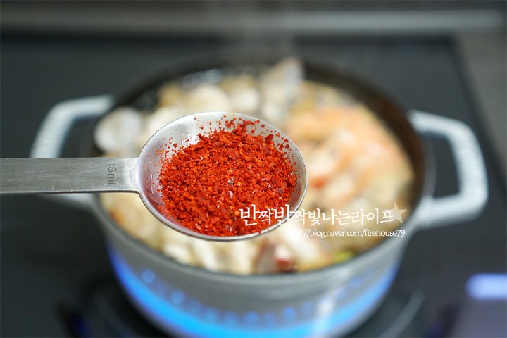 특별한 반찬이 따로 필요 없는 해물된장찌개 레시피 2인분 30분 완성 평점 4.9점(15) 레시피 이미지 - 12