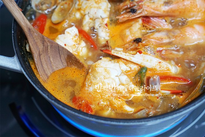 특별한 반찬이 따로 필요 없는 해물된장찌개 레시피 2인분 30분 완성 평점 4.9점(15) 레시피 이미지 - 13