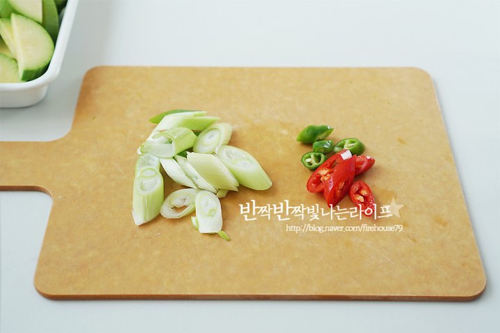 특별한 반찬이 따로 필요 없는 해물된장찌개 레시피 2인분 30분 완성 평점 4.9점(15) 레시피 이미지 - 7