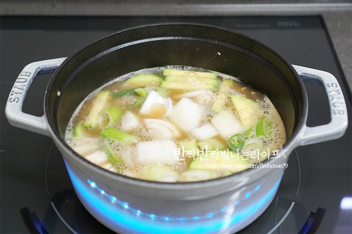특별한 반찬이 따로 필요 없는 해물된장찌개 레시피 2인분 30분 완성 평점 4.9점(15) 레시피 이미지 - 10