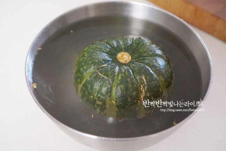 영양 가득 제철 단호박찌는법 레시피 2인분 30분 완성 평점 4.9점(40) 레시피 이미지 - 3