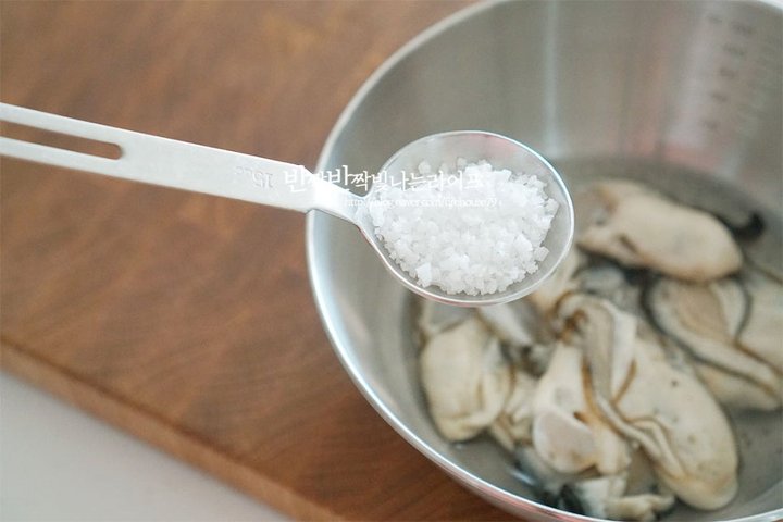 고소한 굴전 굴부침개 계란굴전 레시피 2인분 20분 완성 평점 4.9점(88) 레시피 이미지 - 2