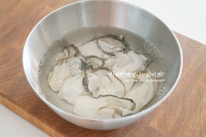 고소한 굴전 굴부침개 계란굴전 레시피 2인분 20분 완성 평점 4.9점(88) 레시피 이미지 - 3