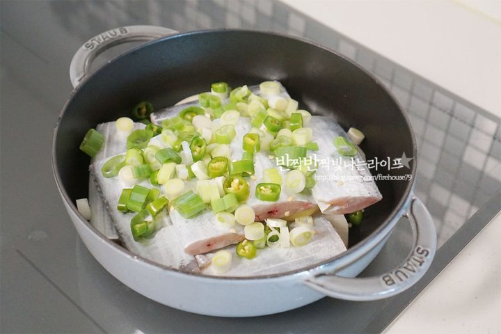 매콤한 백종원 갈치조림 감자갈치조림 생선조림 레시피 5인분 1시간 완성 평점 4.9점(21) 레시피 이미지 - 6