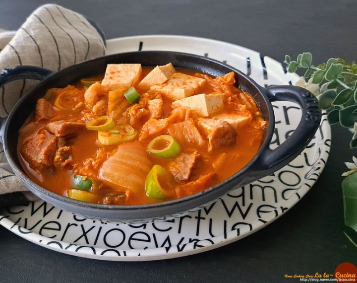 얼큰한 백종원 돼지고기 김치찌개 레시피 3인분 40분 완성 평점 4.7점(35) 레시피 이미지 - 1