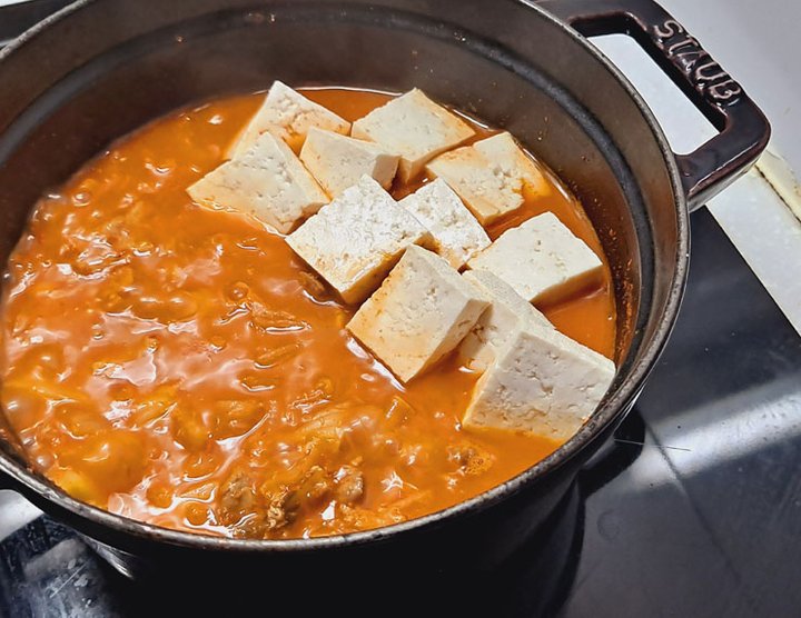 얼큰한 백종원 돼지고기 김치찌개 레시피 3인분 40분 완성 평점 4.7점(35) 레시피 이미지 - 6
