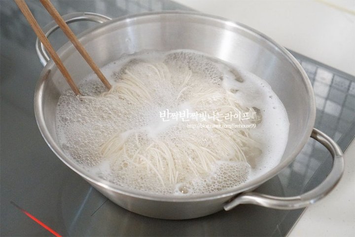 시원한 잔치국수 멸치국수 레시피 1인분 20분 완성 평점 4.8점(95) 레시피 이미지 - 7