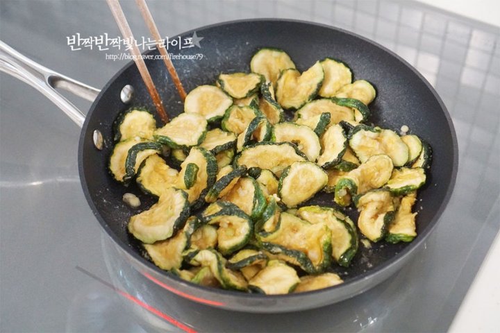 정월대보름에 먹기 좋은 호박고지나물 레시피 2인분 45분 완성 평점 4.8점(86) 레시피 이미지 - 7